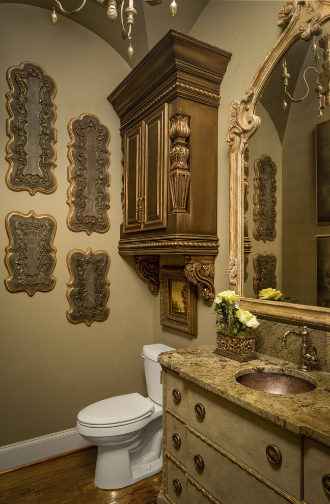 Cette photo montre une salle d'eau en bois vieilli de taille moyenne avec un placard à porte shaker, WC à poser, un mur beige, parquet foncé, un lavabo encastré, un plan de toilette en granite, un sol marron et un plan de toilette marron.