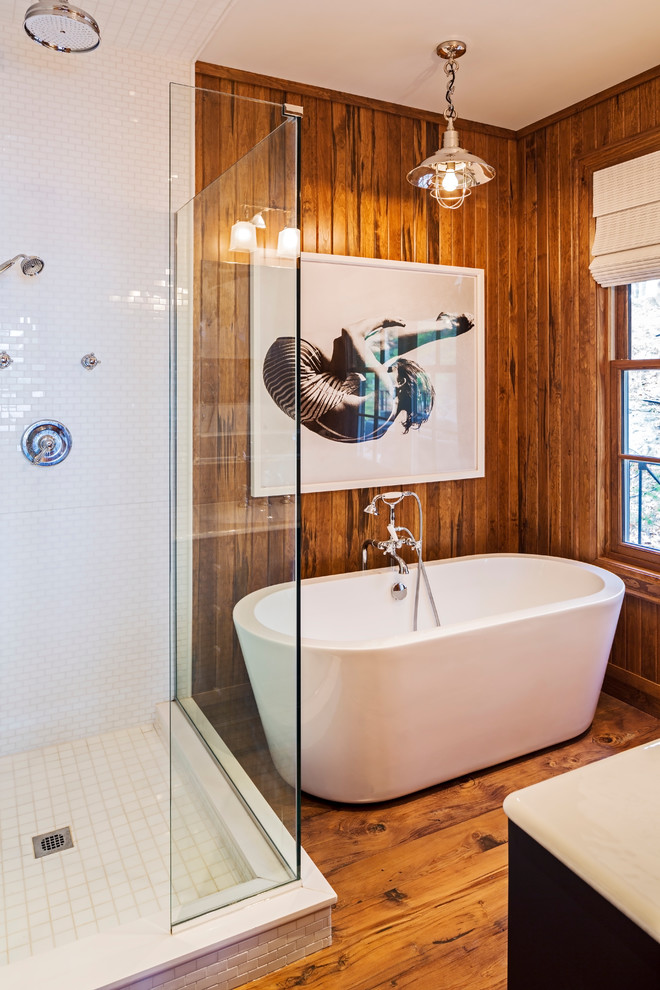 На фото: ванная комната в морском стиле с отдельно стоящей ванной с