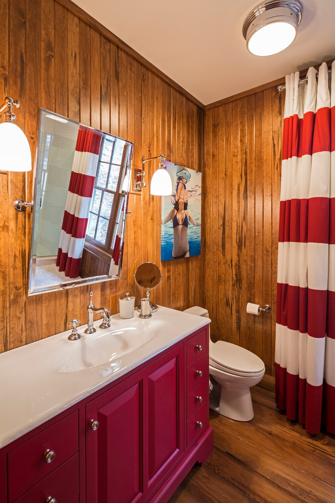 Foto di una stanza da bagno stile marino con lavabo integrato, ante con bugna sagomata e ante rosse