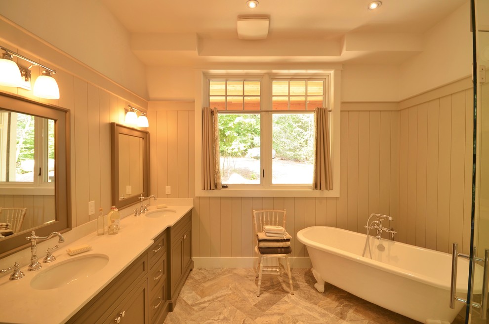 Bild på ett stort maritimt en-suite badrum, med skåp i shakerstil, beige skåp, ett fristående badkar, beige väggar, marmorgolv, ett undermonterad handfat, bänkskiva i akrylsten och flerfärgat golv