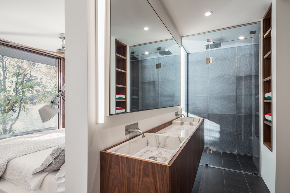Mittelgroßes Modernes Badezimmer En Suite mit Duschnische, grauen Fliesen, weißer Wandfarbe, Marmor-Waschbecken/Waschtisch, grauem Boden und weißer Waschtischplatte in Sonstige
