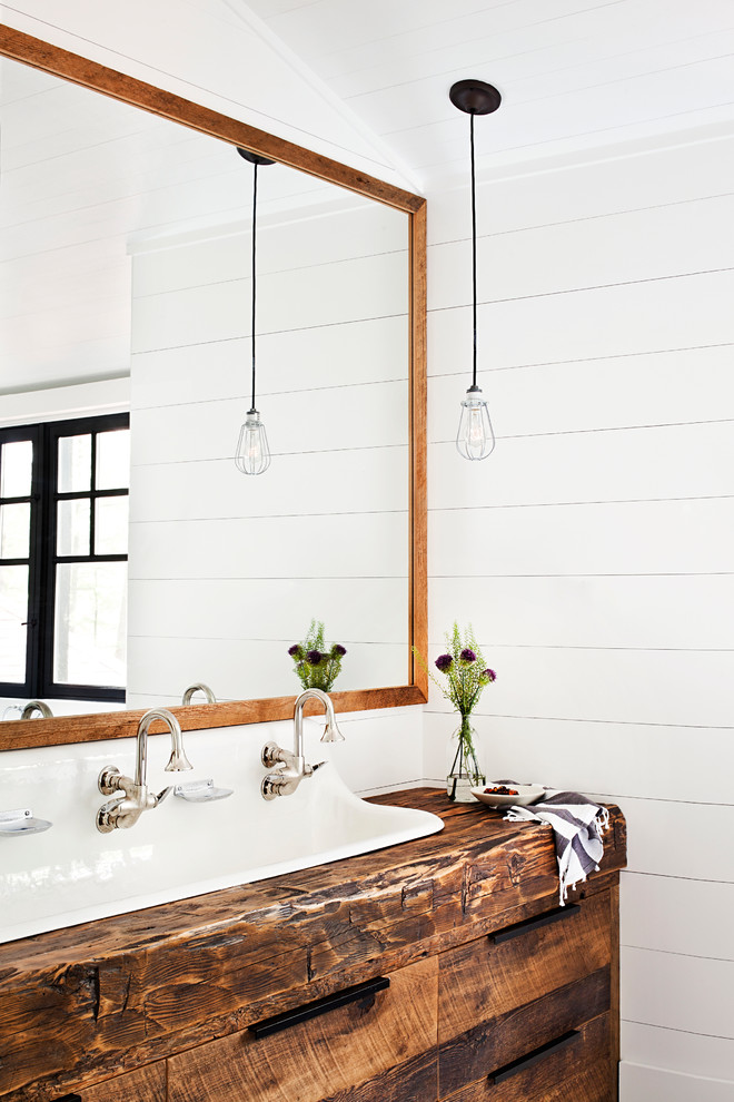 Maritimes Badezimmer mit hellbraunen Holzschränken, Trogwaschbecken, Waschtisch aus Holz, weißer Wandfarbe, brauner Waschtischplatte und flächenbündigen Schrankfronten in Toronto