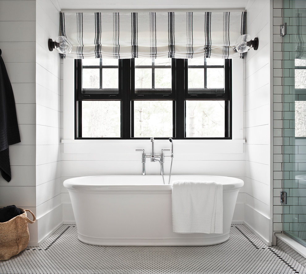 Exempel på ett maritimt en-suite badrum, med ett fristående badkar, vit kakel, tunnelbanekakel, vita väggar, flerfärgat golv och dusch med gångjärnsdörr