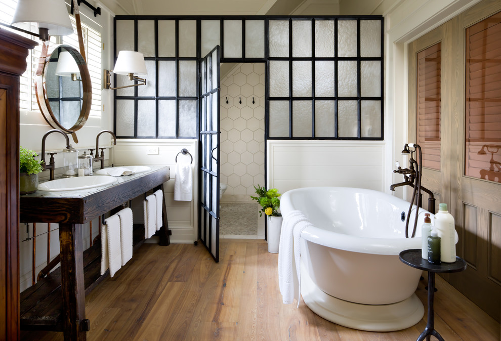 На фото: ванная комната в морском стиле с накладной раковиной, отдельно стоящей ванной, душем в нише и открытыми фасадами
