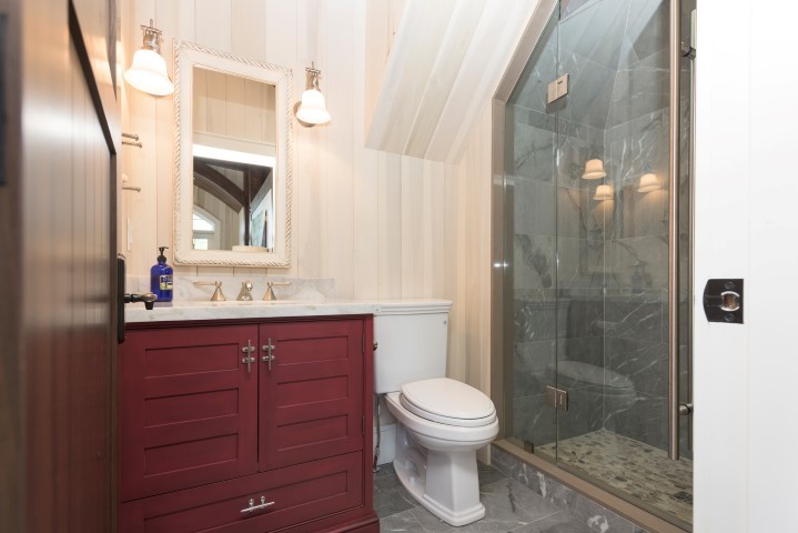 Idée de décoration pour une salle de bain marine en bois brun de taille moyenne avec un placard à porte shaker, WC séparés, un carrelage gris, un carrelage de pierre, un mur beige, un sol en marbre, un lavabo encastré, un sol gris et une cabine de douche à porte battante.