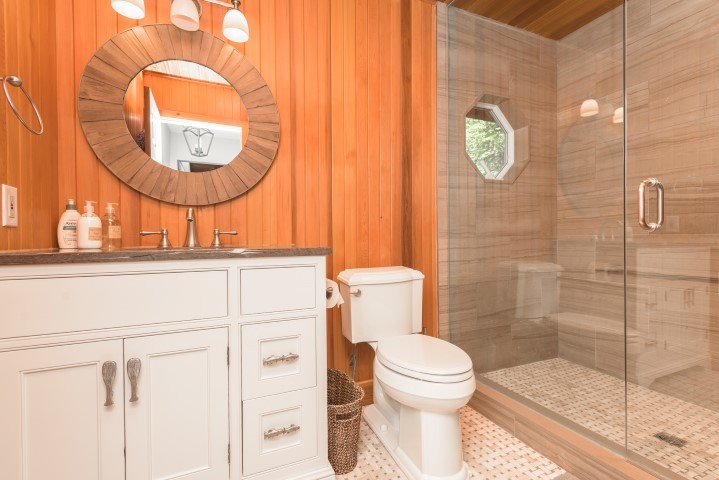 Стильный дизайн: ванная комната среднего размера в скандинавском стиле с фасадами с декоративным кантом, белыми фасадами, душем в нише, раздельным унитазом, коричневой плиткой, коричневыми стенами, душевой кабиной, врезной раковиной, белым полом и душем с распашными дверями - последний тренд