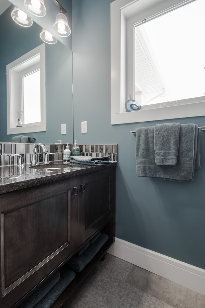 Aménagement d'une petite salle d'eau classique en bois foncé avec un placard à porte shaker, WC séparés, un carrelage multicolore, mosaïque, un mur bleu, un sol en carrelage de céramique, un lavabo encastré et un plan de toilette en granite.