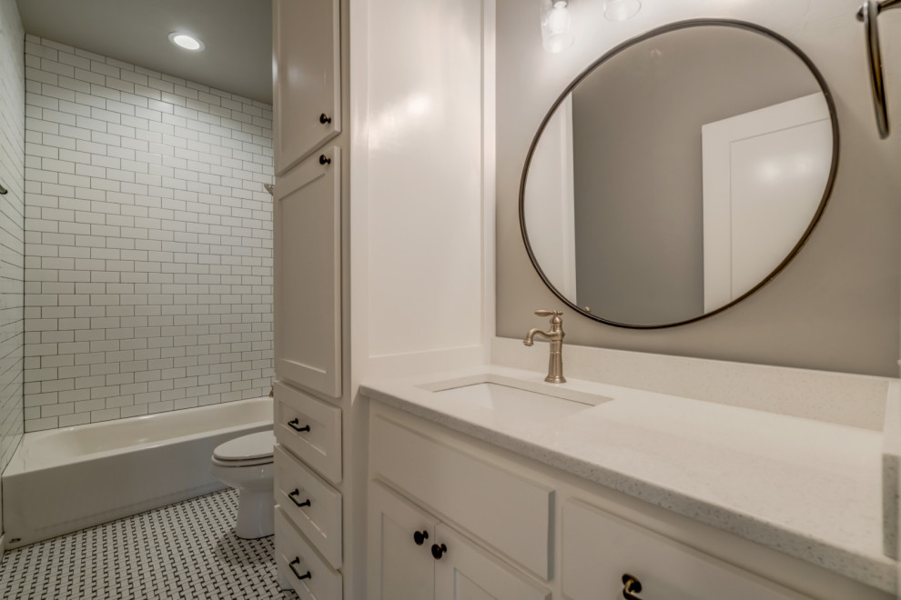 Idéer för lantliga vitt badrum, med vita skåp, en dusch/badkar-kombination, vita väggar och flerfärgat golv