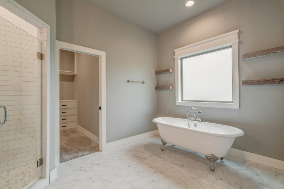 Réalisation d'une salle de bain principale champêtre avec une baignoire sur pieds, un mur gris, un sol blanc et une cabine de douche à porte battante.