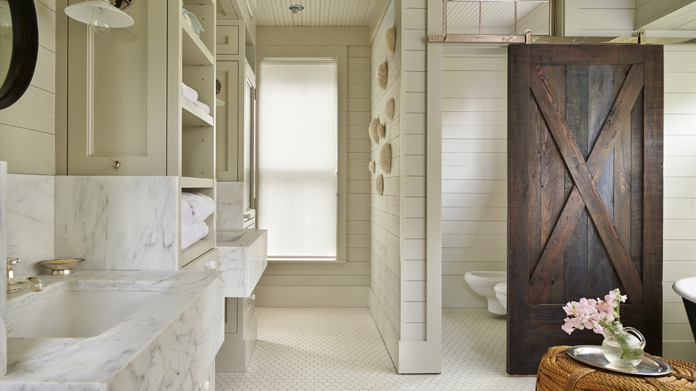Cette image montre une salle de bain principale rustique avec un placard sans porte, un mur gris et un lavabo encastré.