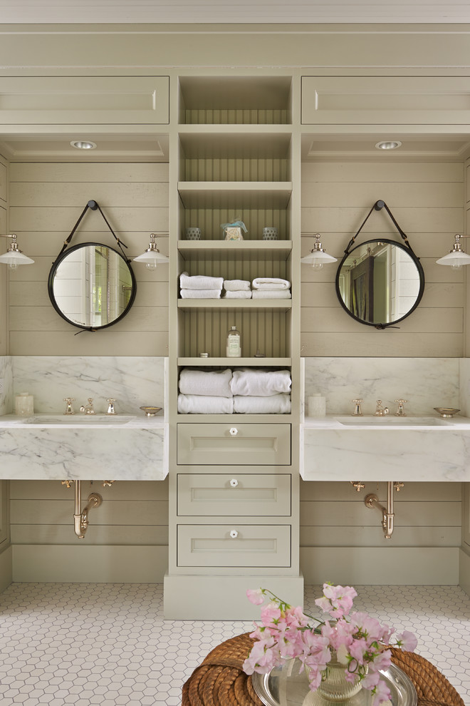 Foto de cuarto de baño de estilo de casa de campo con armarios con paneles empotrados, puertas de armario grises, paredes grises y lavabo suspendido