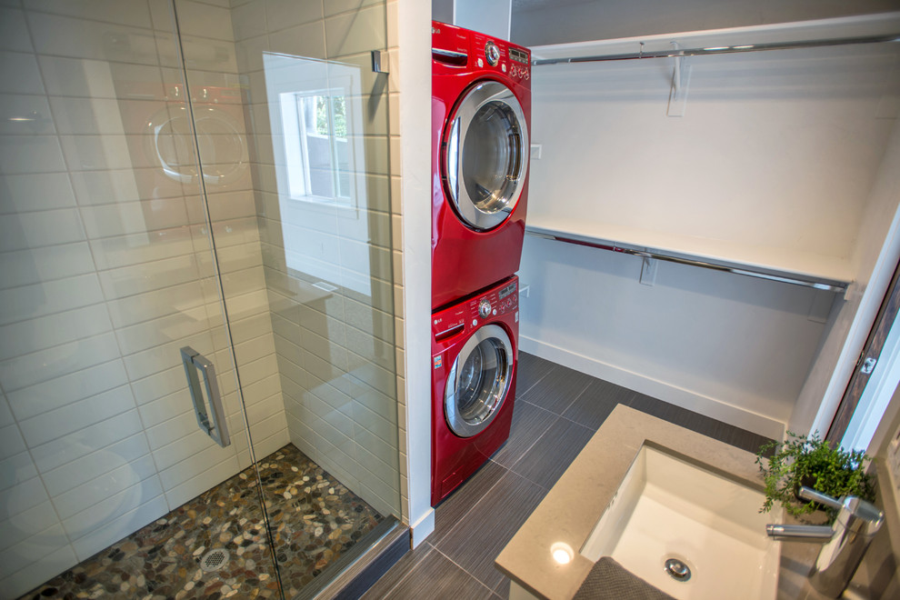 На фото: ванная комната со стиральной машиной в стиле ретро с