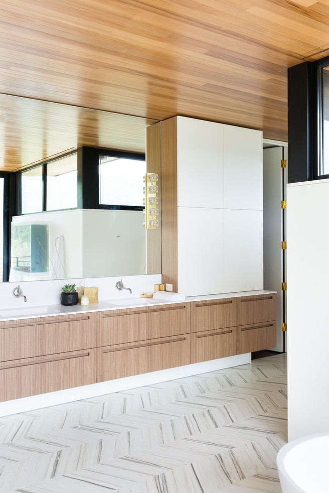 Réalisation d'une salle de bain design en bois brun avec un placard à porte plane et un sol blanc.