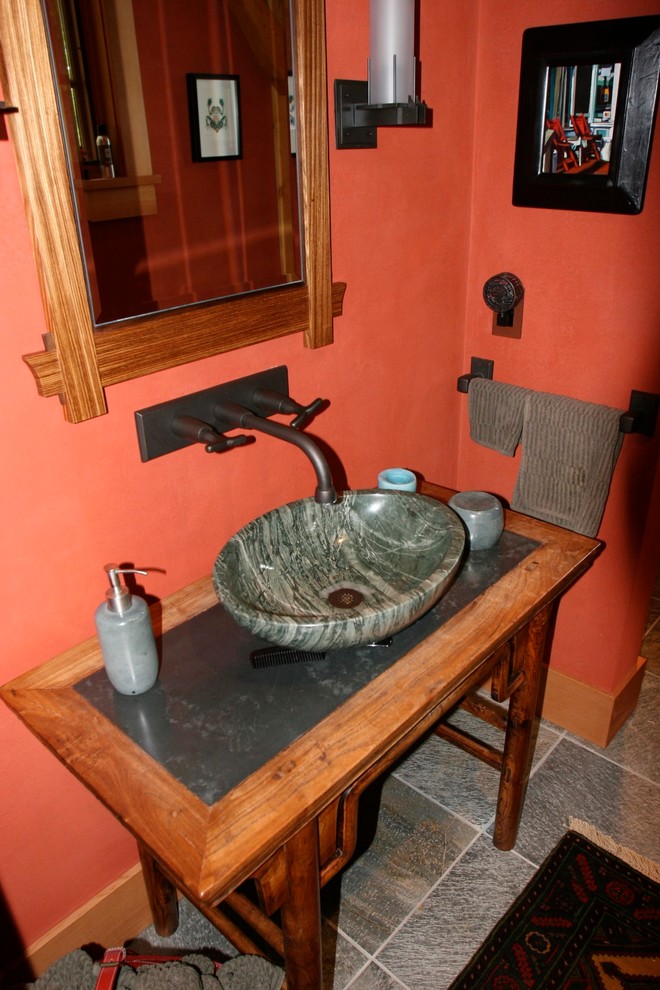 На фото: маленькая ванная комната в восточном стиле с настольной раковиной, столешницей из талькохлорита, красными стенами, полом из сланца и душевой кабиной для на участке и в саду с
