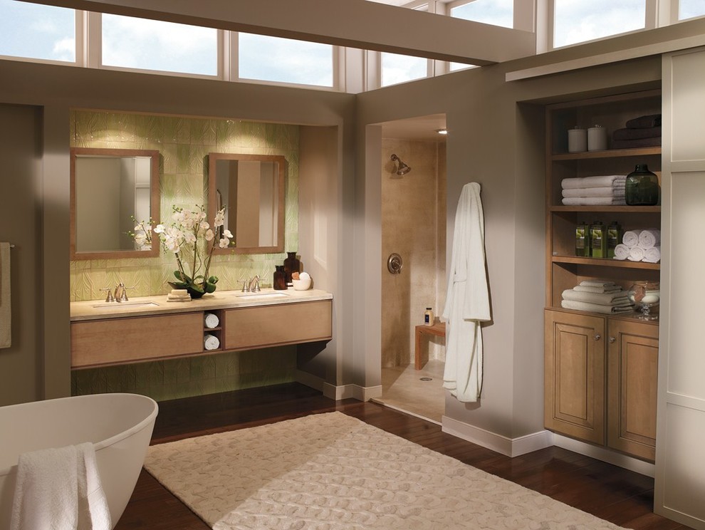 Exempel på ett mellanstort asiatiskt en-suite badrum, med släta luckor, skåp i ljust trä, ett fristående badkar, en dusch i en alkov, mörkt trägolv, ett undermonterad handfat, granitbänkskiva, brunt golv och med dusch som är öppen
