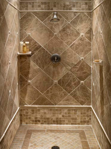 Immagine di una stanza da bagno classica con doccia alcova, piastrelle beige, piastrelle marroni, piastrelle in ceramica e pareti beige