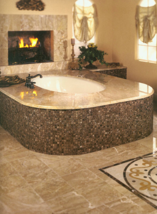 Esempio di una grande stanza da bagno padronale classica con vasca sottopiano, pareti beige, pavimento in marmo e pavimento beige