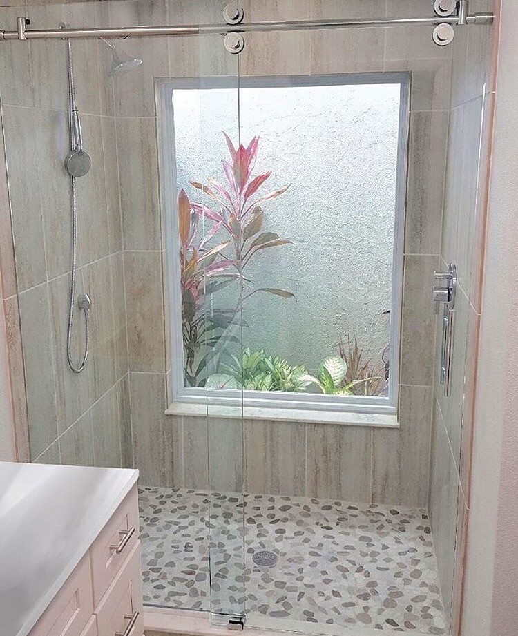 Inredning av ett modernt mellanstort badrum med dusch, med beige kakel, kakelplattor, beige väggar och klinkergolv i porslin