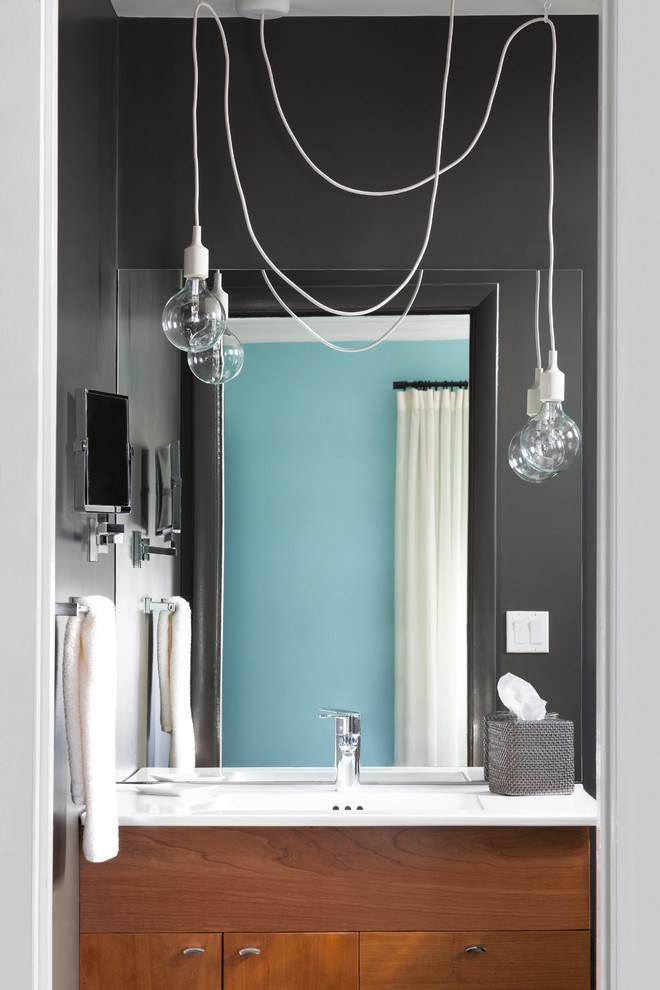 Ispirazione per una stanza da bagno moderna di medie dimensioni con ante lisce, ante marroni, top in laminato, pareti grigie e lavabo sottopiano