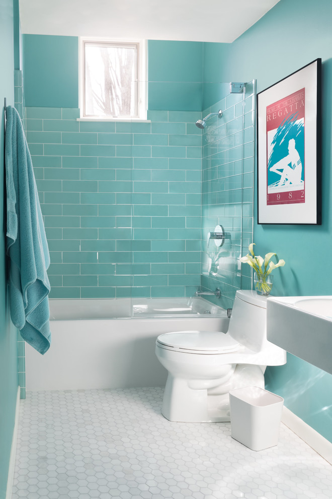 Источник вдохновения для домашнего уюта: ванная комната среднего размера в стиле неоклассика (современная классика) с душем над ванной, стеклянной плиткой, мраморным полом, подвесной раковиной, ванной в нише, унитазом-моноблоком, синей плиткой, белым полом, открытым душем и синими стенами