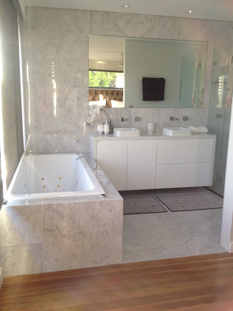 Mittelgroßes Modernes Badezimmer En Suite mit Einbaubadewanne, Toilette mit Aufsatzspülkasten, Steinfliesen, Marmorboden und Quarzwerkstein-Waschtisch in Sydney