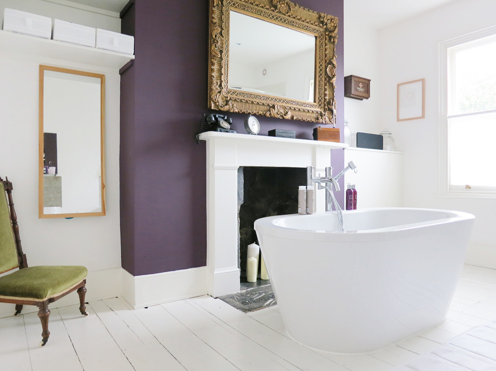 ロンドンにあるヴィクトリアン調のおしゃれな浴室 (置き型浴槽、紫の壁) の写真
