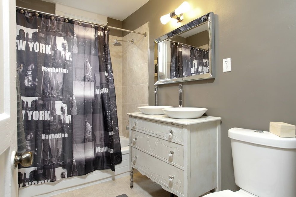 Свежая идея для дизайна: ванная комната в стиле фьюжн с настольной раковиной, белыми фасадами, столешницей из дерева, ванной в нише, душем над ванной, бежевой плиткой, белой столешницей и плоскими фасадами - отличное фото интерьера