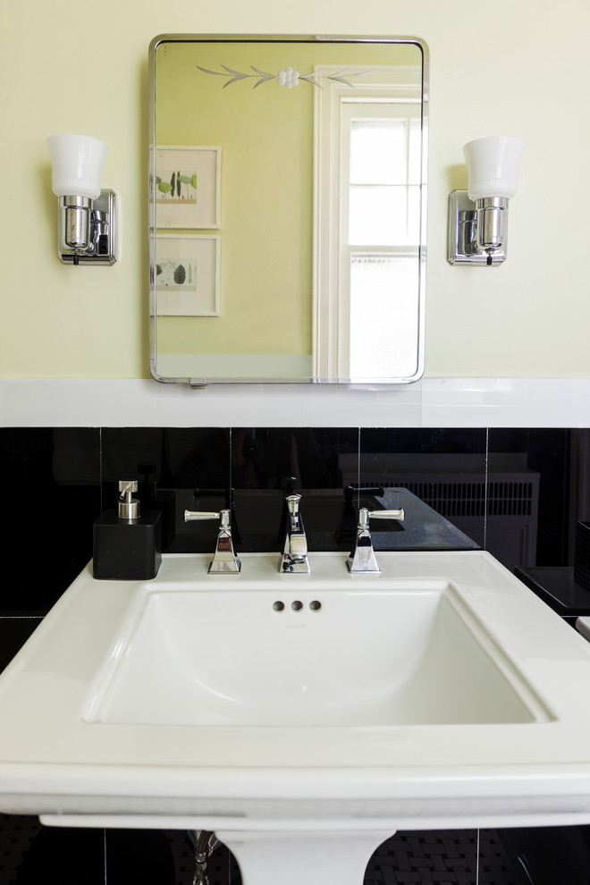 Réalisation d'une petite douche en alcôve principale design avec un lavabo de ferme, WC séparés, un carrelage noir, des plaques de verre, un mur vert et un sol en carrelage de céramique.