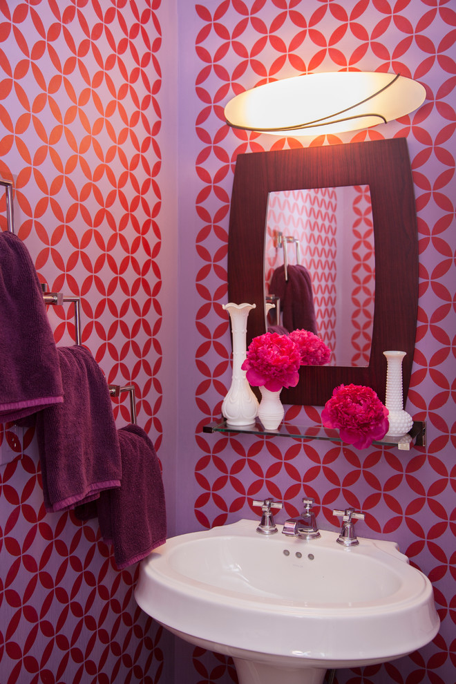 Стильный дизайн: маленькая ванная комната в современном стиле с раковиной с пьедесталом, раздельным унитазом, фиолетовыми стенами и полом из керамической плитки для на участке и в саду - последний тренд