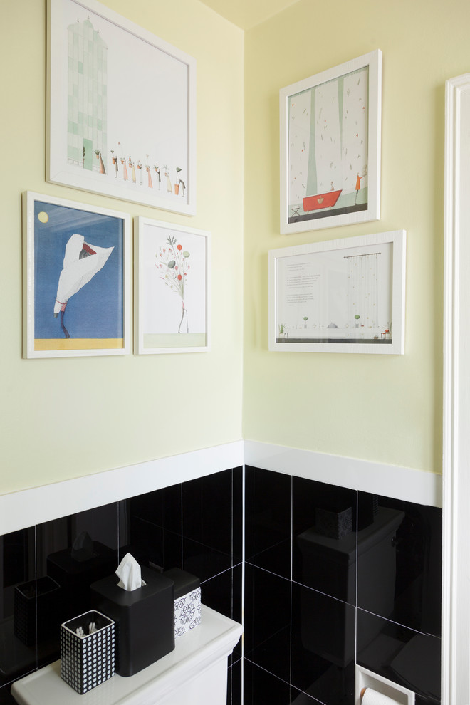 Kleines Modernes Badezimmer En Suite mit Sockelwaschbecken, Wandtoilette mit Spülkasten, schwarzen Fliesen, Glasfliesen, grüner Wandfarbe, Keramikboden und Duschnische in Philadelphia