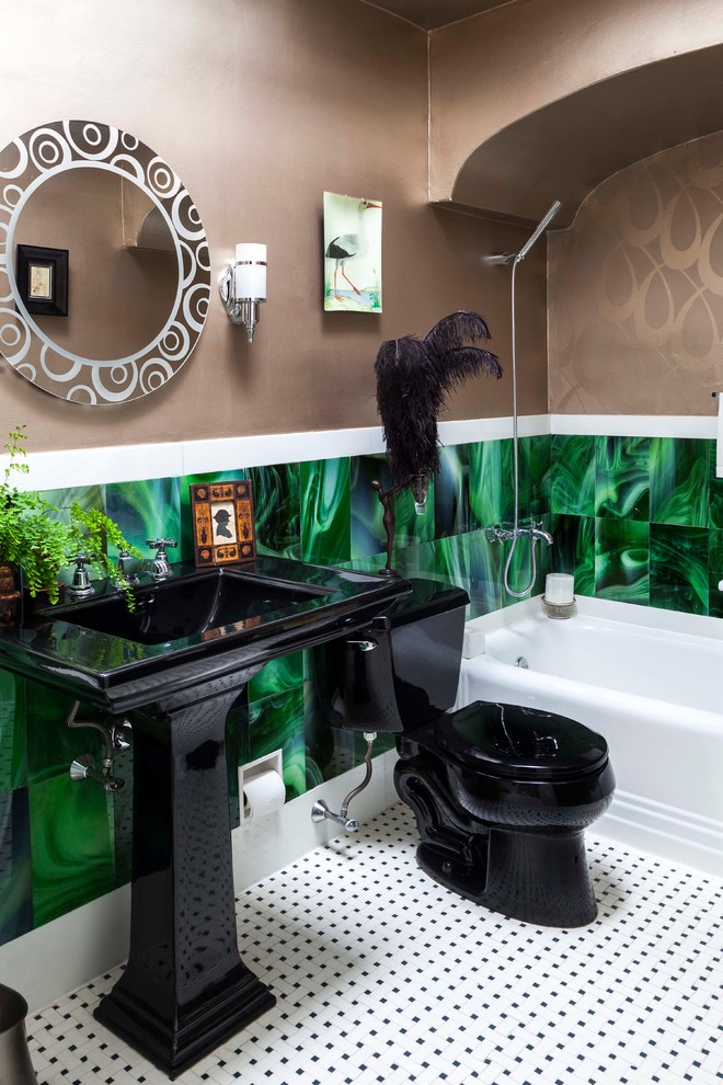 Пример оригинального дизайна: маленькая ванная комната в стиле фьюжн с раковиной с пьедесталом, ванной в нише, душем над ванной, раздельным унитазом, зеленой плиткой, стеклянной плиткой и полом из керамической плитки для на участке и в саду