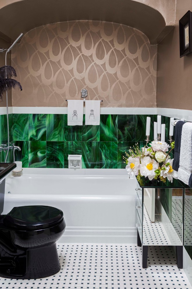 Diseño de cuarto de baño bohemio pequeño con lavabo con pedestal, bañera empotrada, combinación de ducha y bañera, sanitario de dos piezas, baldosas y/o azulejos verdes, baldosas y/o azulejos de vidrio y suelo de baldosas de cerámica