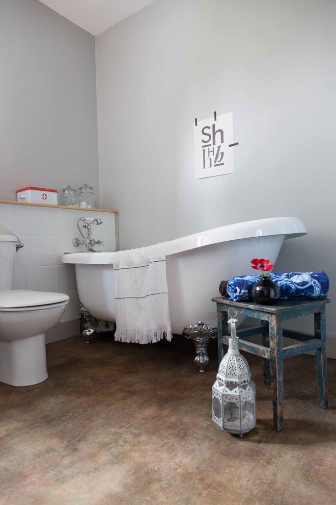 Modern inredning av ett badrum, med ett badkar med tassar