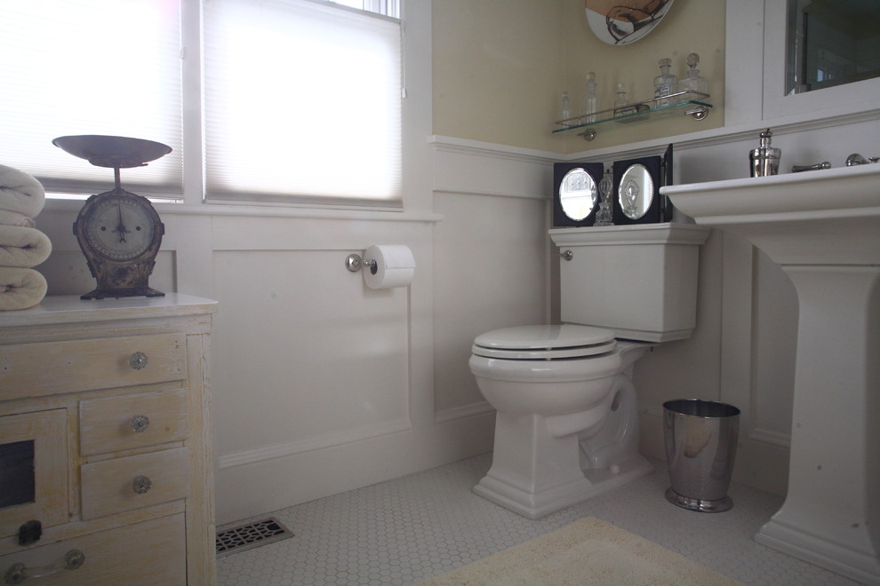 Réalisation d'une petite salle de bain principale bohème en bois vieilli avec un lavabo de ferme, un placard en trompe-l'oeil, WC à poser, un carrelage blanc, un carrelage métro, un mur jaune et un sol en carrelage de céramique.