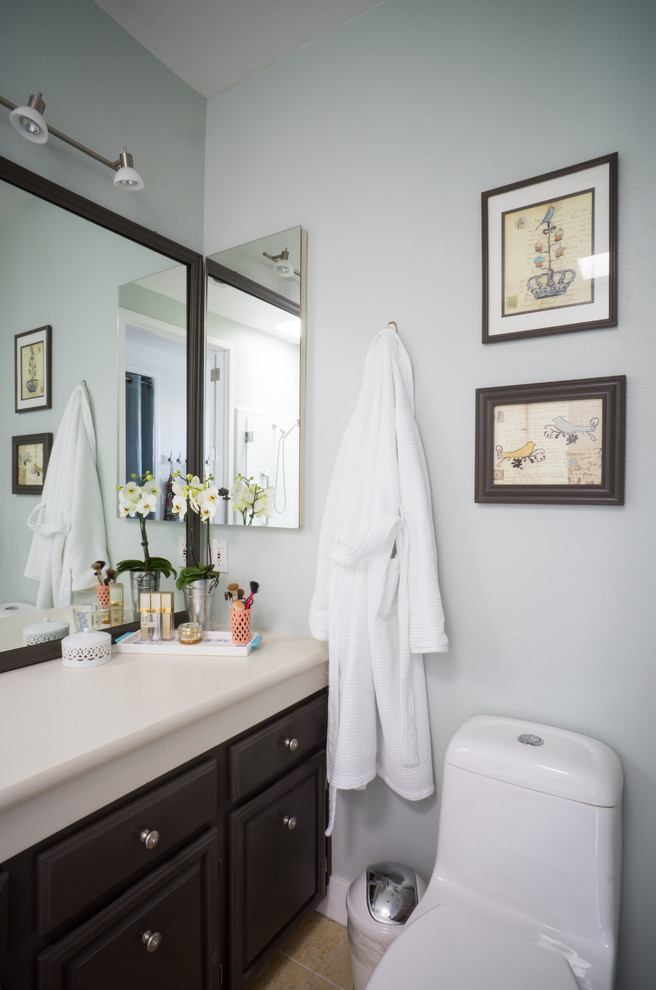Diseño de cuarto de baño clásico renovado pequeño con armarios con paneles con relieve, puertas de armario de madera en tonos medios y sanitario de una pieza