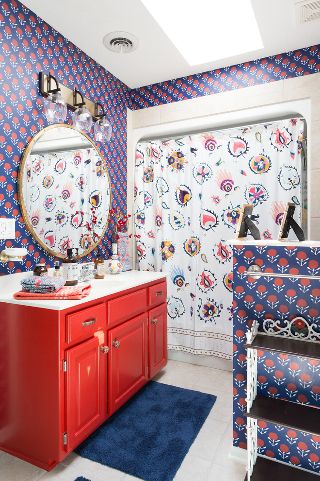 Foto på ett mellanstort eklektiskt badrum med dusch, med luckor med upphöjd panel, röda skåp, en dusch i en alkov, beige kakel, flerfärgade väggar, ett integrerad handfat och dusch med duschdraperi