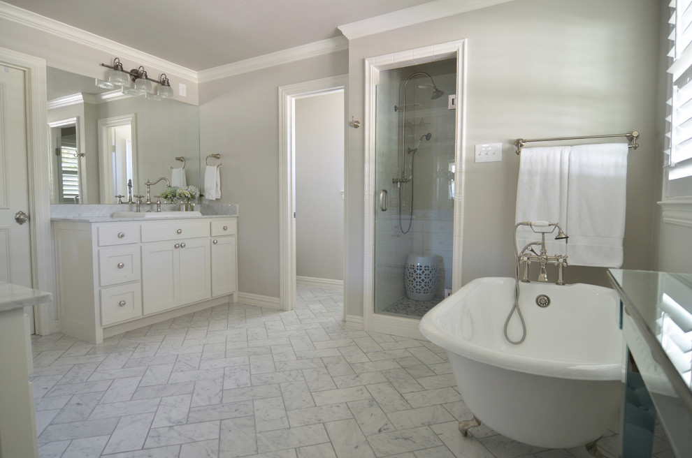 Photo of a farmhouse bathroom in Dallas.