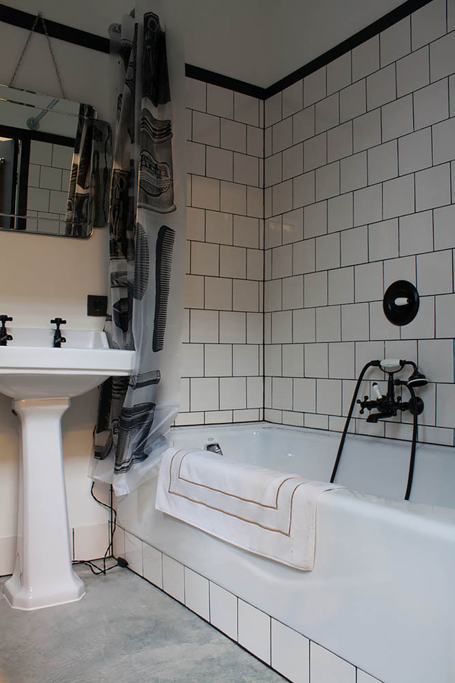 Réalisation d'une salle de bain bohème avec un lavabo de ferme, une baignoire en alcôve et un carrelage blanc.