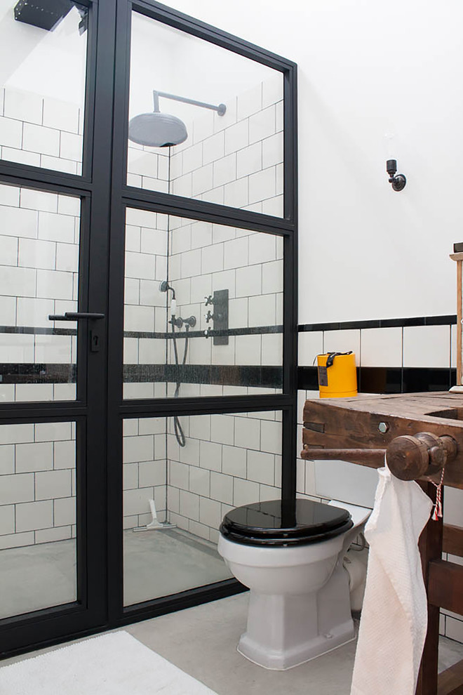 アムステルダムにあるインダストリアルスタイルのおしゃれな浴室の写真
