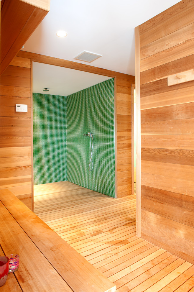 Exemple d'une grande salle de bain tendance en bois clair avec parquet clair et une douche ouverte.