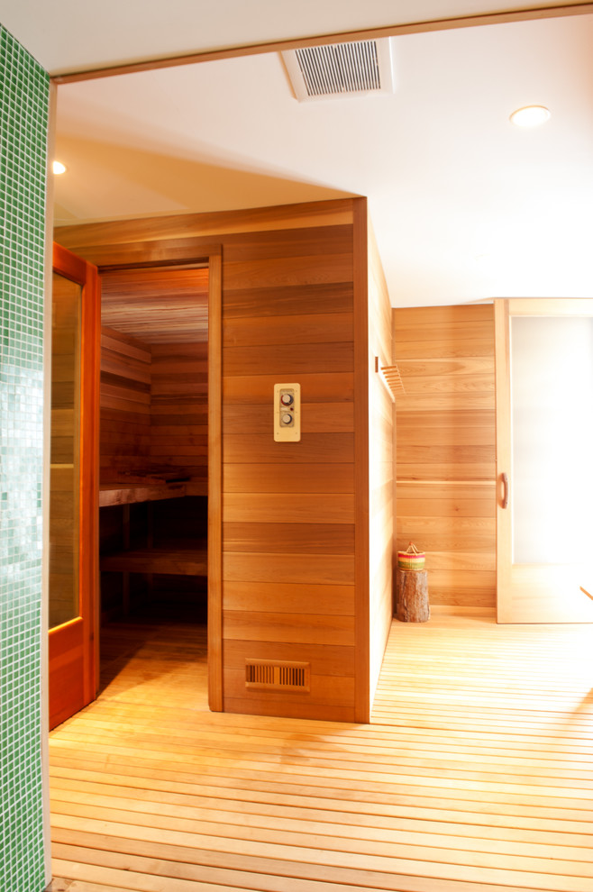 Exempel på ett stort modernt badrum, med ljust trägolv