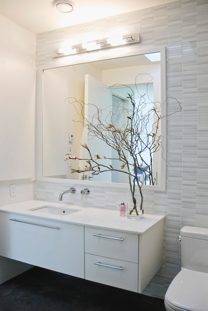 Стильный дизайн: ванная комната в современном стиле с врезной раковиной, плоскими фасадами, белыми фасадами и разноцветной плиткой - последний тренд