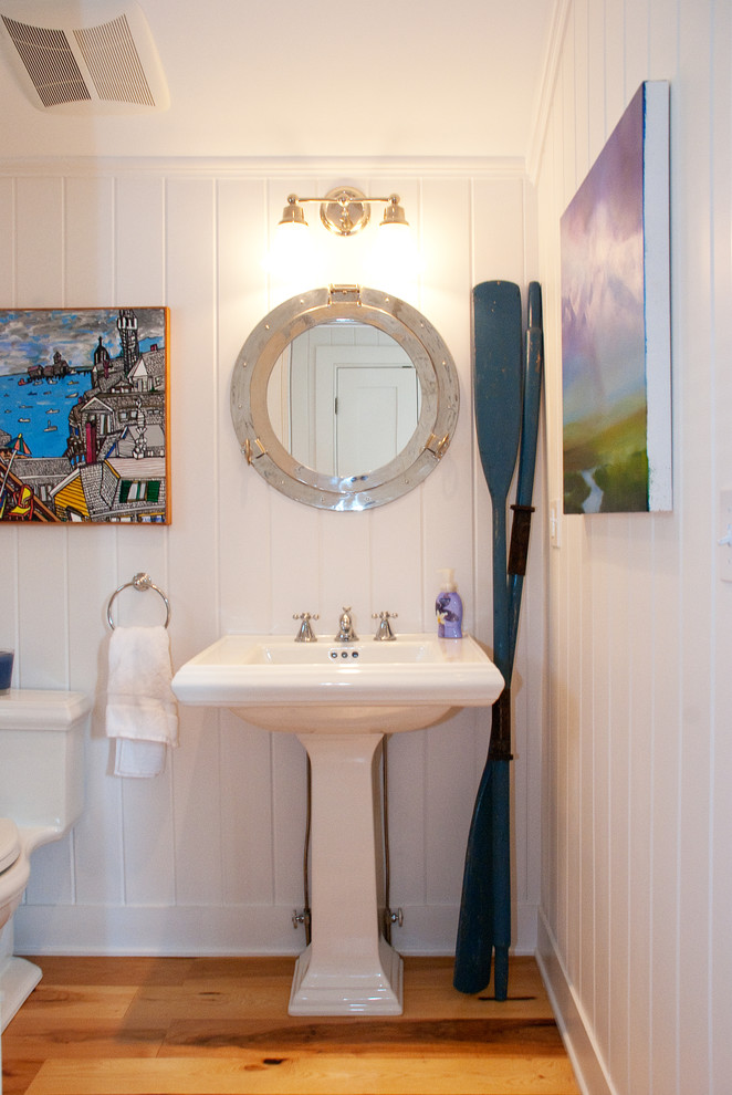 Источник вдохновения для домашнего уюта: ванная комната в морском стиле с раковиной с пьедесталом