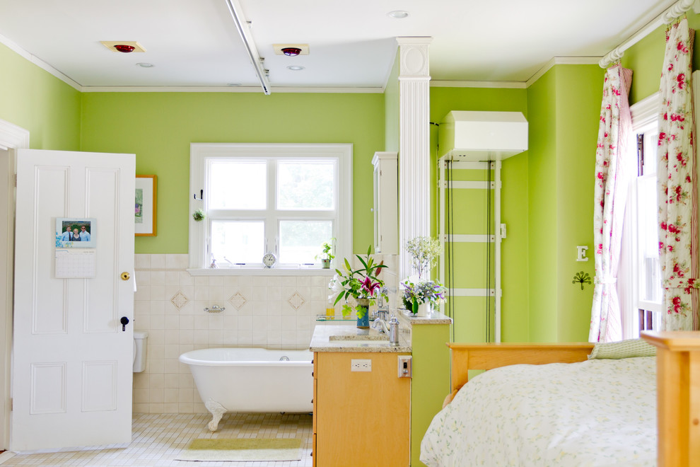 На фото: ванная комната в стиле фьюжн с ванной на ножках и зелеными стенами