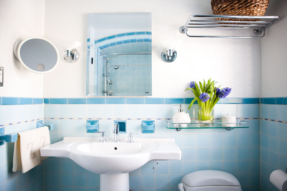 ボストンにあるエクレクティックスタイルのおしゃれな浴室 (ペデスタルシンク、青いタイル) の写真