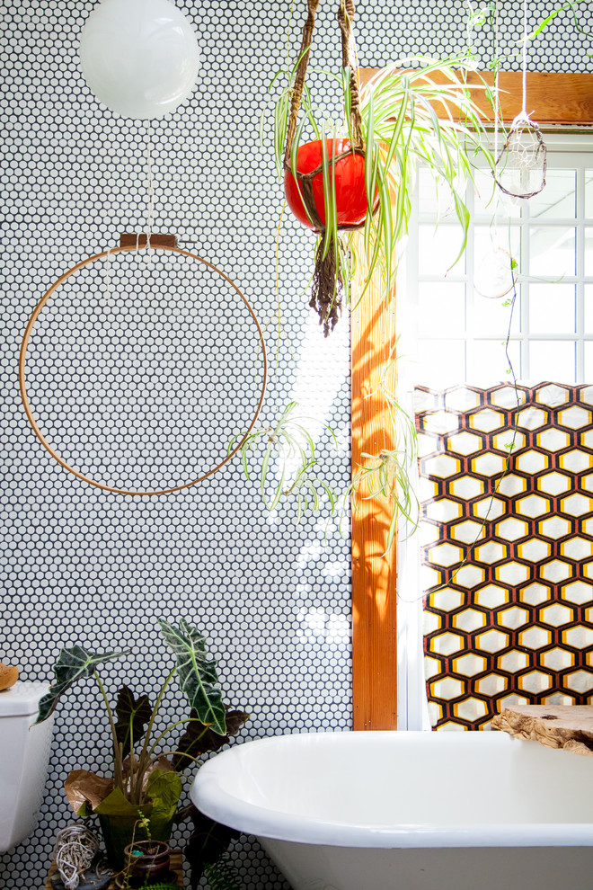 Mittelgroßes Eklektisches Badezimmer En Suite mit Löwenfuß-Badewanne, offener Dusche und Keramikfliesen in Portland