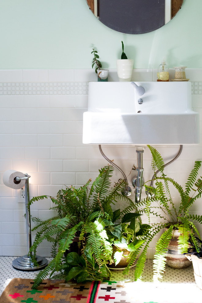 Ejemplo de cuarto de baño bohemio de tamaño medio con bañera con patas, ducha abierta y baldosas y/o azulejos de cerámica