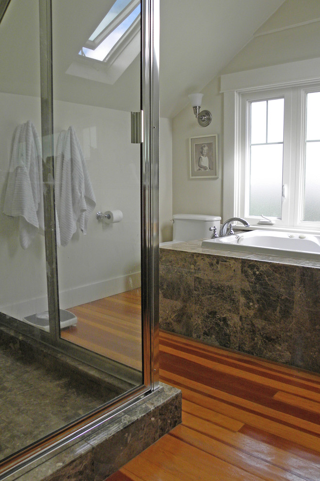 Foto de cuarto de baño de estilo americano con ventanas