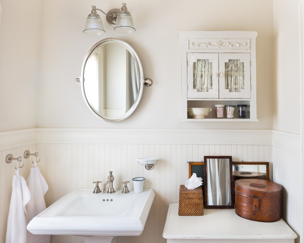 Exempel på ett lantligt badrum, med luckor med glaspanel och vita skåp
