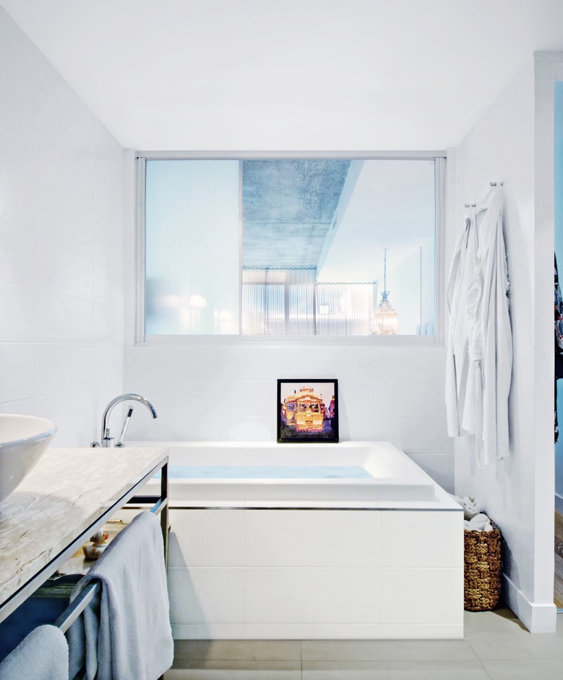 トロントにあるコンテンポラリースタイルのおしゃれな浴室 (ベッセル式洗面器) の写真